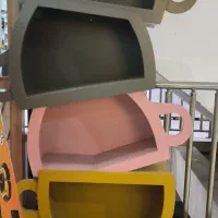 قفسه چوبی دکوراتیو کافه و کتابخانه