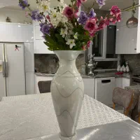 گلدان و۷ شاخه گل خارجی