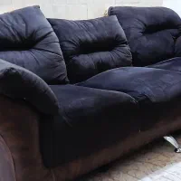 یک عدد کاناپه سه نفره.