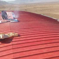 اجرای سقف شیب‌دار ساندویچ پانل واستراکچر سوله و