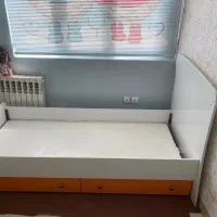 تخت نوجوان وویترین