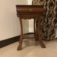 میز کنار سالنی