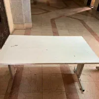 ۳ عدد میز کارگاهی و تحریر بسیار قوی و با دوام‌.