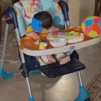 تخت کنار مادر و صندلی غذا کودک
