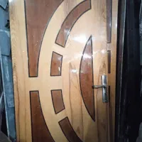 درب دو لنگه تمیز با چارچوب آهنی