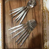 قاشق و چنگال استیل و سینی و تخته گوشت چوبی