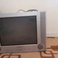 تلویزیون و میز زیرش