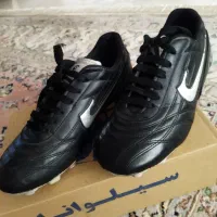 کفش  فوتبالی استوک چمنی