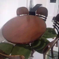 یه میز غذا خوری با ۶ تا صندلی