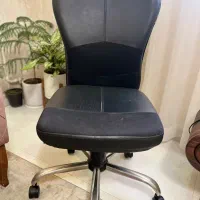 صندلی اداری‌و‌کامپیوتر