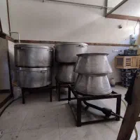 کلی دیگ بزرگ روحی به اضافه اجاق و چارپایه