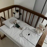 تخت کنار مادر