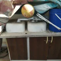 یک عدد کابینت و سینک کارکرده