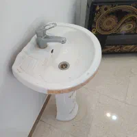 روشویی پایه دار به همراه شیر آب و آینه باکس دار
