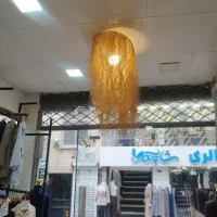 لوستر و صندلی