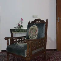 مبل چوبی با دقت نگه داری شده
