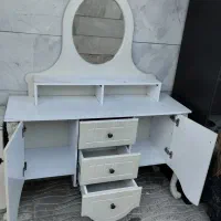 میز آرایشی در حد نو|آرایشگاه و سالن‌های زیبایی|قروه, |دیوار