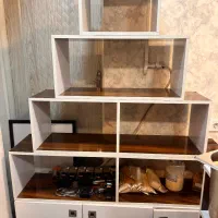 میز و صندلی و کتابخانه