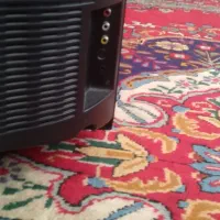 تلویزیون فیش خور قدیمی کار می‌کند