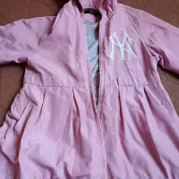 بارانی و پافر و تعدادی لباس بچگانه