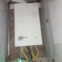 کارگر میخام برای نصب پکیج رادیات شیرآلات