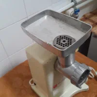 چرخ گوشت قدیمی میباشد