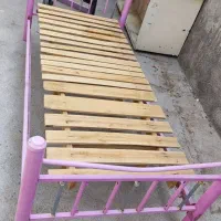 تخت،قاب عکس، میز،کفش اسکیت، آکواریوم