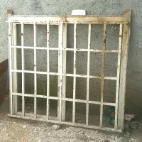 پنجره فلزی به همراه حفاظ آهنی