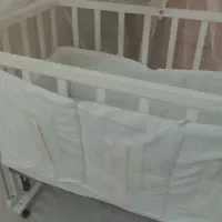 گهواره و تخت کنار مادر