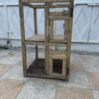یک عدد قفس چوبی دوطبقه