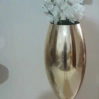 گلدان طلایی با ۳ شاخه گل گلایل زیبا