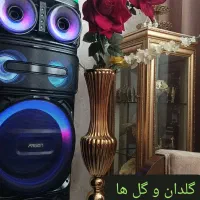 گلدان و رزها فروشی