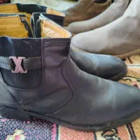 پنجاه تومان.    تعدادی کفش دست دوم