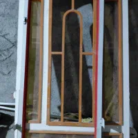 دوتا پنجره و یک درب اهنی