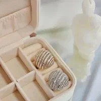 انگشتر بسیار ظریف نقره همراه با جعبه ای شکیل