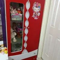 یک کمد بچه و تخت بچه رنگش این کمد هس