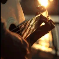 آموزش تخصصی گیتار پاپ و کلاسیک مدرس خانوم