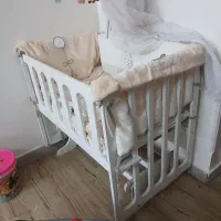 تخت کنار مادر
