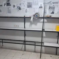 تعدادی قفسه و یک عدد میز مطالعه یا پیشخوان