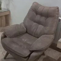 مبل راحتی میز جلو مبل و دو عدد عسلی و میز تلویزیون