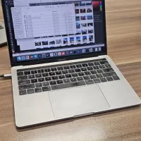 مک بوک پرو ۲۰۱۷ تاچ بار ۴پورت با جعبه