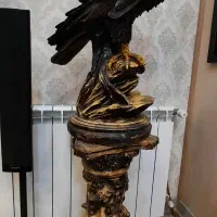 مجسمه عقاب بزرگ با پایه
