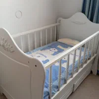 تخت نوزاد یا تخت کودک با تشک طبی