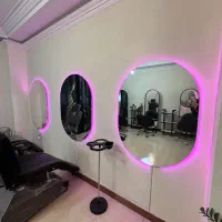 آینه بک لایت و صندلی طرح برقی کاملا سالم|آرایشگاه و سالنهای زیبایی|رشت, گلسار|دیوار