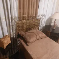 تخت یک نفره آهنی طرح حصیری با دو میز کناری و توالت|تخت و سرویس خواب|فردیس, شهرک هفده شهریور|دیوار