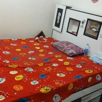 تخت دو نفره و میز ارایش بسیار شیک و تمیز