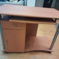 میز کامپیوتر در حد نو