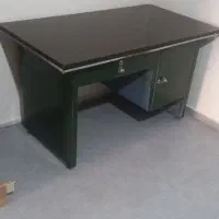میز اداری فلزی شیشه‌دار تمیز، کمد و کشو قفل‌دار