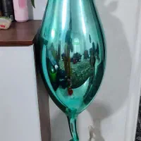 سه شاخه گل و گلدان