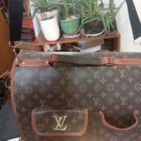 یک گربه کاملا خانگی با ادب با لوازم جانبی واکسن خو